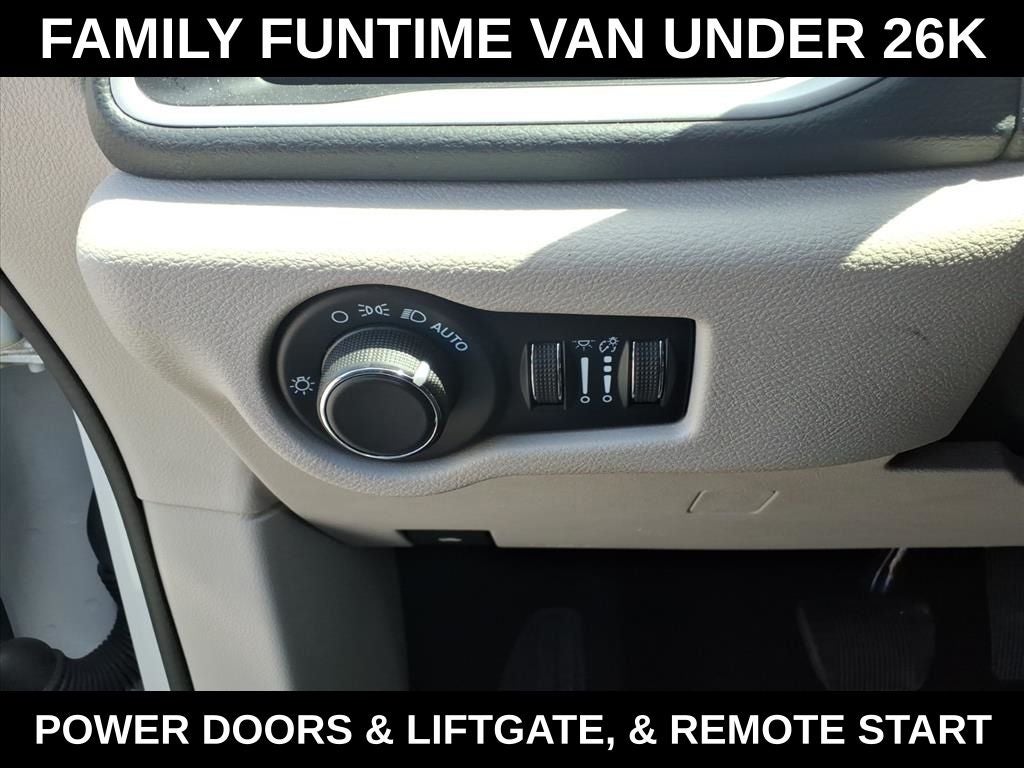 2023 Chrysler Voyager LX