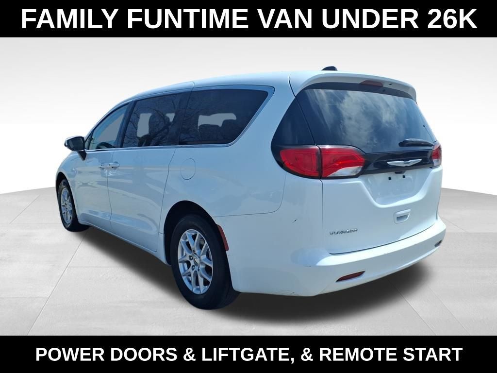 2023 Chrysler Voyager LX