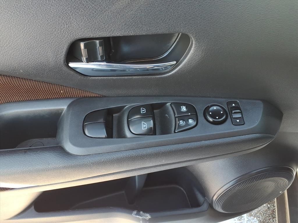 2022 Nissan Kicks SR