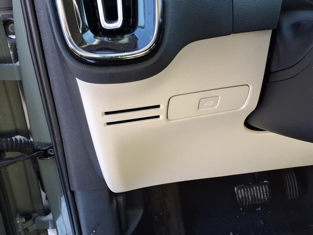 2023 Volvo XC40 B5 Plus Bright Theme