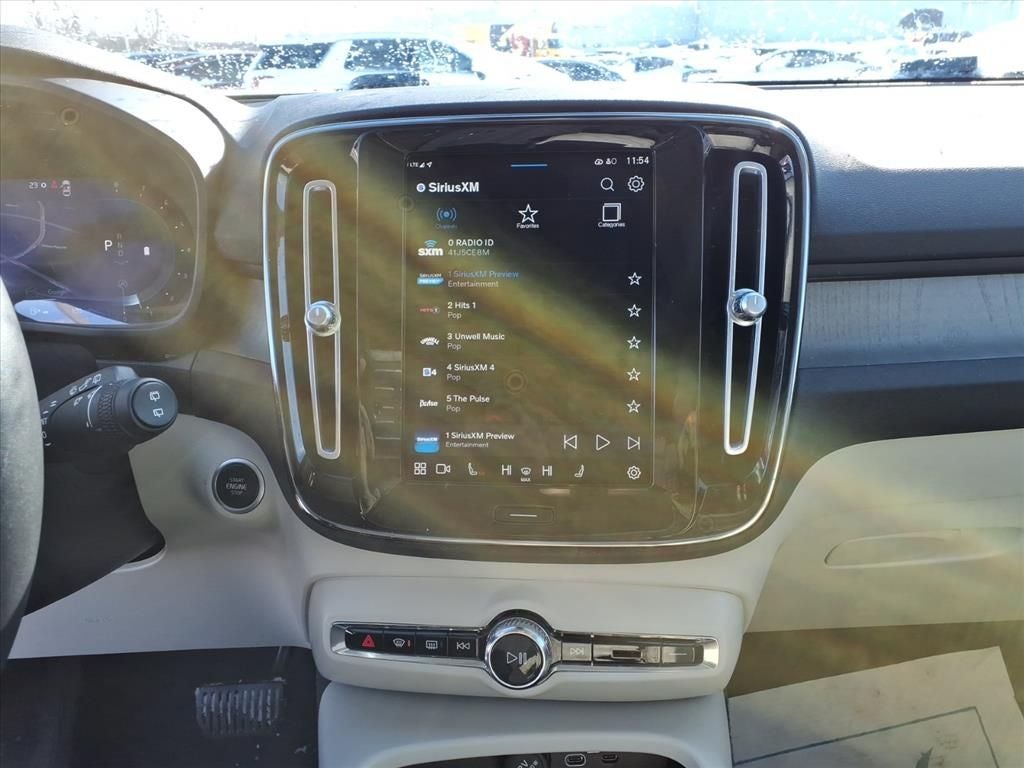 2023 Volvo XC40 B5 Plus Bright Theme