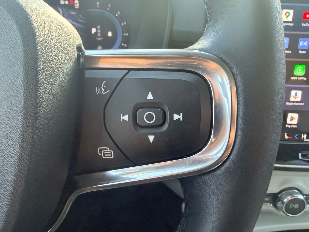 2023 Volvo XC40 B5 Plus Bright Theme