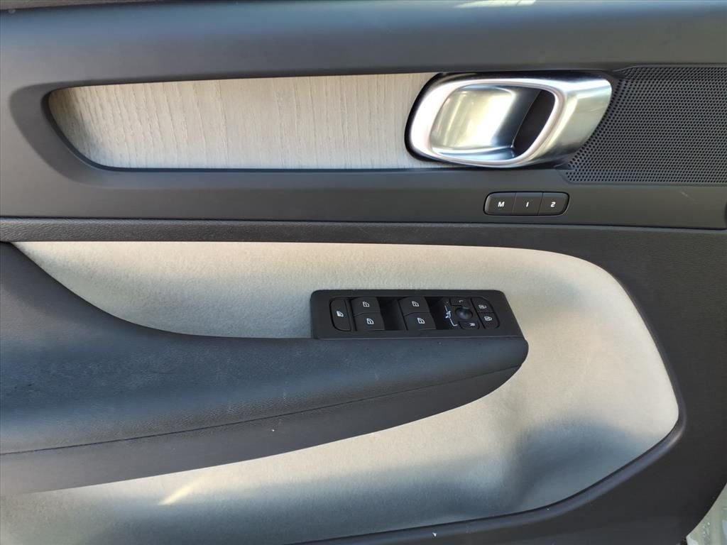 2023 Volvo XC40 B5 Plus Bright Theme