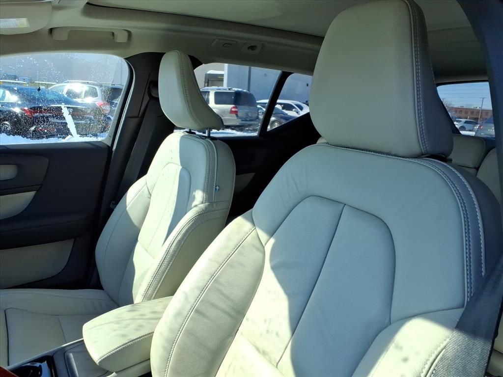 2023 Volvo XC40 B5 Plus Bright Theme